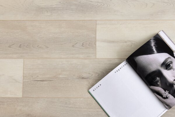  Градиент тонов цвета на кварцвиниловой плитке 